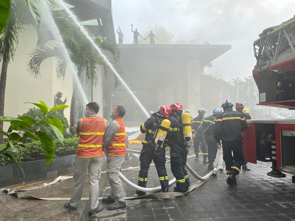 Lực lượng phòng cháy chữa cháy thực hiện cứu hoả tại nơi xuất phát đám cháy