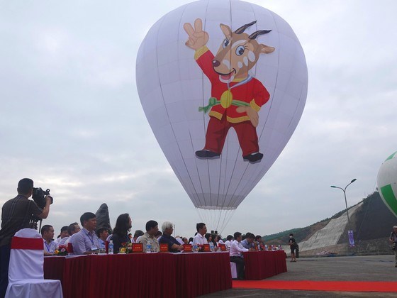 Trình diễn bay khinh khí cầu với hình ảnh Sao La vì đây là biểu tượng, linh vật của SEA Games 31