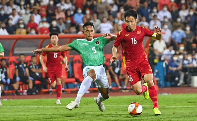 Một pha tranh bóng trong trận đấu mở màn Bảng A Bóng đá nam SEA Games 31 giữa U23 Việt Nam và U23 Indonesia tối 6/5.