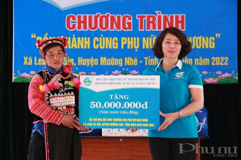 Đồng chí Tạ Thị Thanh Huyền - Chủ tịch Hội LHPN quận Hai Bà Trưng (Hà Nội) tặng kinh phí xây mái ấm tình thương cho hội viên phụ nữ khó khăn xã Leng Su Sìn.
