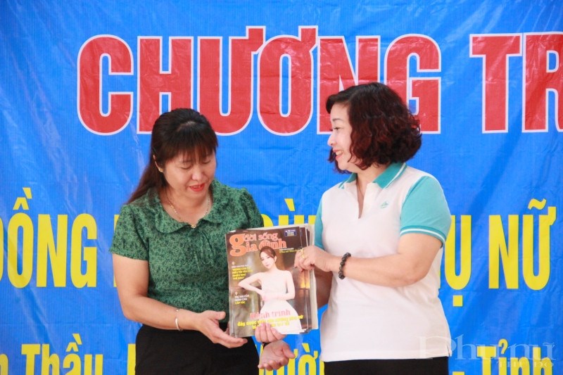 Đồng chí Lê Thị Thiên Hương tặng báo Phụ nữ Thủ Đô cho chị em phụ nữ xã Leng Su Sìn