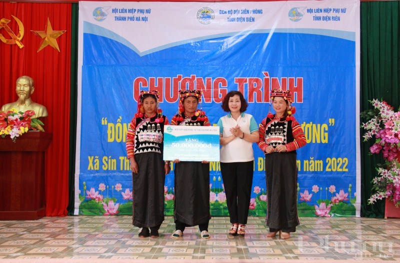 Đồng chí Lê Thị Thiên Hương trao vốn sinh kế cho 3 hội viên phụ nữ khó khăn xã Sín Thầu.