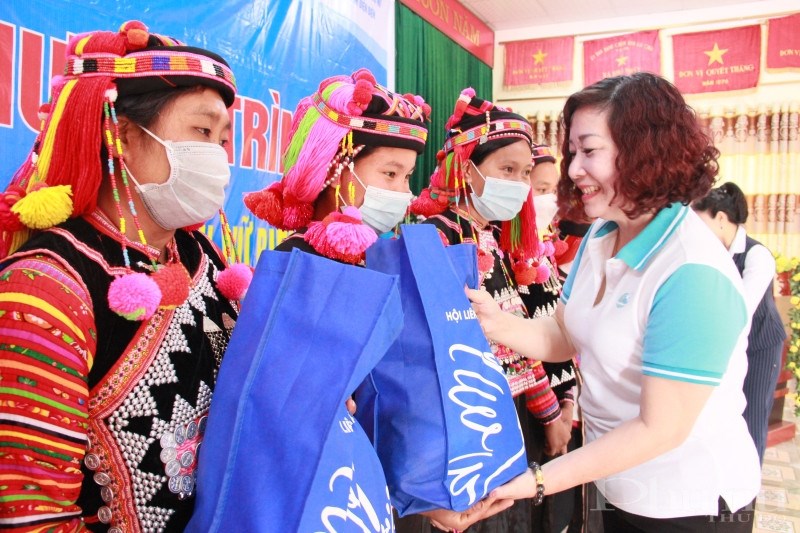 Đồng chí Lê Thị Thiên Hương trao tặng quà cho hội viên phụ nữ khó khăn xã Sín Thầu