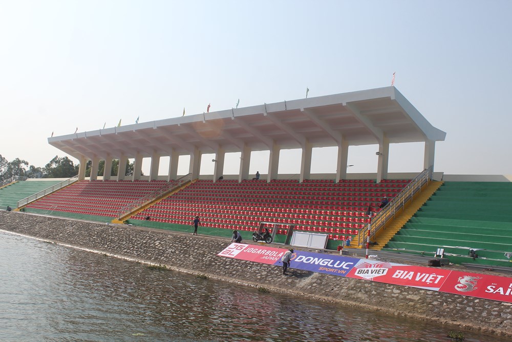 Khán đài khu đua thuyền đã lắp đặt xong hệ thống ghế ngồi