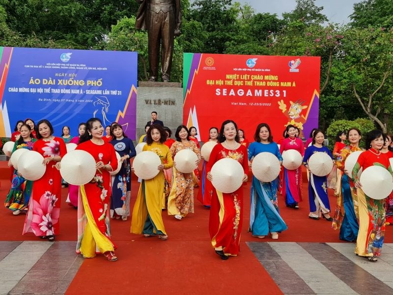 Tiết mục trình diễn áo dài của  các diễn viên quần chúng cùng các người mẫu đến từ CLB áo dài Việt Nam