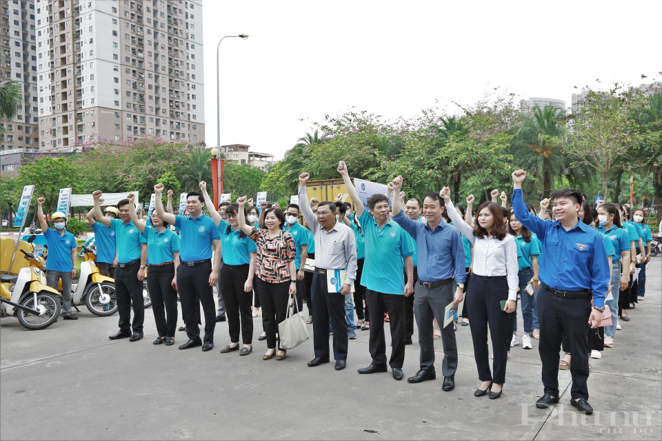 Cán bộ, nhân viên BHXH TP. Hà Nội quyết tâm thực hiệu mục tiêu BHXH, BHYT toàn dân của Đảng và Nhà nước.
