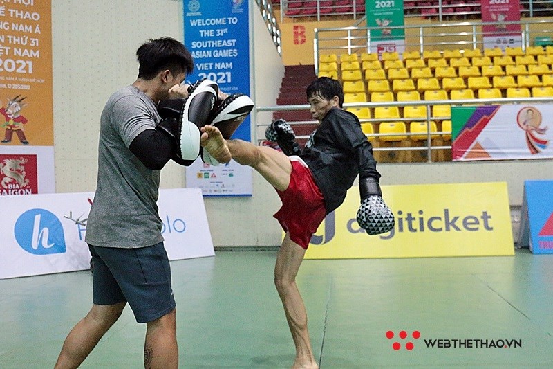 VĐV Kickboxing tập luyện miệt mài dưới thời tiết oi bức để chuẩn bị cho SEA Games 31