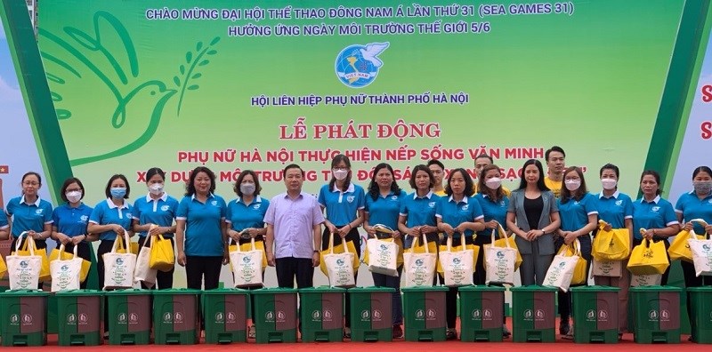 Các đồng chí lãnh đạo TƯ Hội LHPN Việt Nam, TP Hà Nội,Hội LHPN Hà Nội tặng quà và thùng rác thân thiện với môi trường cho đại diện cán bộ hội viên phụ nữ Thủ đô tại buổi Lễ phát động