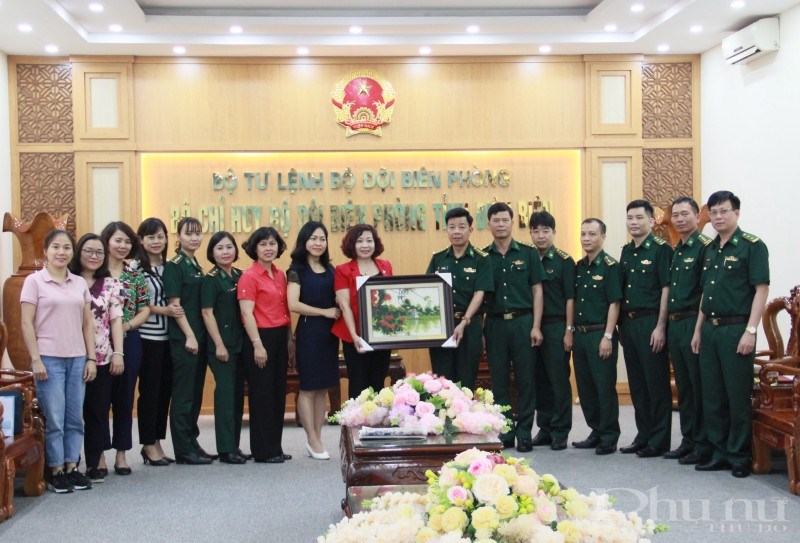 Đoàn công tác của Hội LHPN Hà Nội tới thăm, tặng quà cán bộ, chiến sĩ BCH BĐBP tỉnh Điện Biên.
