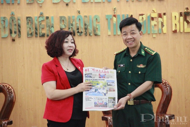 Đồng chí Lê Thị Thiên Hương giới thiệu về ấn phẩm Báo Phụ nữ Thủ đô và tuần san Đời sống gia đình tới cán bộ, chiến sĩ BĐBP tỉnh Điện Biên.