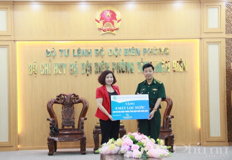 Đồng chí Lê Thị Thiên Hương - Phó Chủ tịch Hội LHPN Hà Nội trao biểu trưng 8 chiếc máy lọc nước của Tân Á Đại Thành cho BĐBP tỉnh Điện Biên.