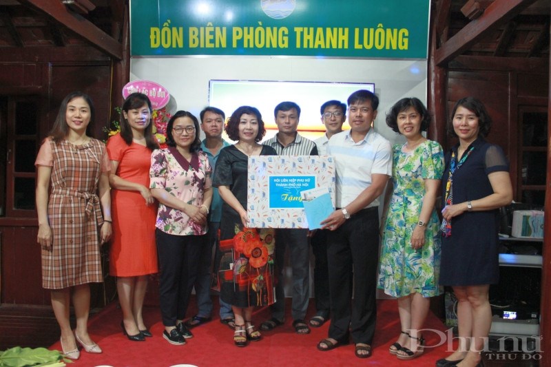 Trong chuyến đi, đoàn công tác của Hội LHPN Hà Nội đã tới thăm, tặng quà cán bộ, chiến sĩ ĐBP Thanh Luông (BĐBP tỉnh Điện Biên).