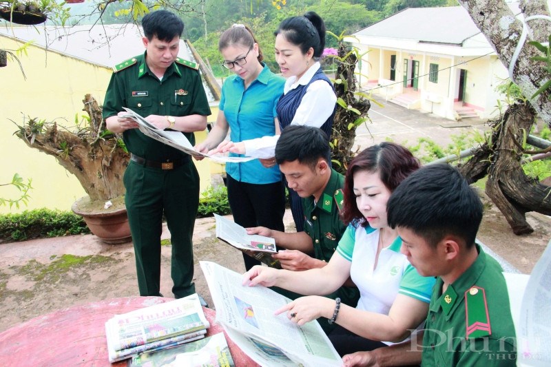 Cán bộ, chiến sĩ ĐBP A Pa Chải cùng đọc báo với các thành viên trong đoàn công tác của Hội LHPN Hà Nội.