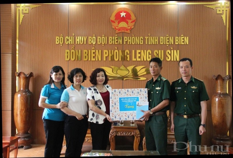 Những món quà ấm áp của cán bộ, hội viên phụ nữ gửi tặng cán bộ, chiến sĩ ĐBP Leng Su Sìn.
