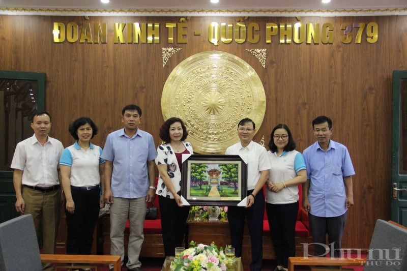 Đoàn công tác Hội LHPN Hà Nội tới thăm, tặng quà Đoàn kinh tế- Quốc phòng 379.