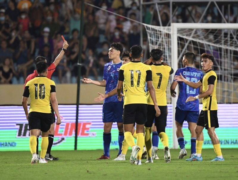 Khoảnh khắc cầu thủ Jonathan Khemdee của Thái Lan phải nhận thẻ đỏ rời sân.