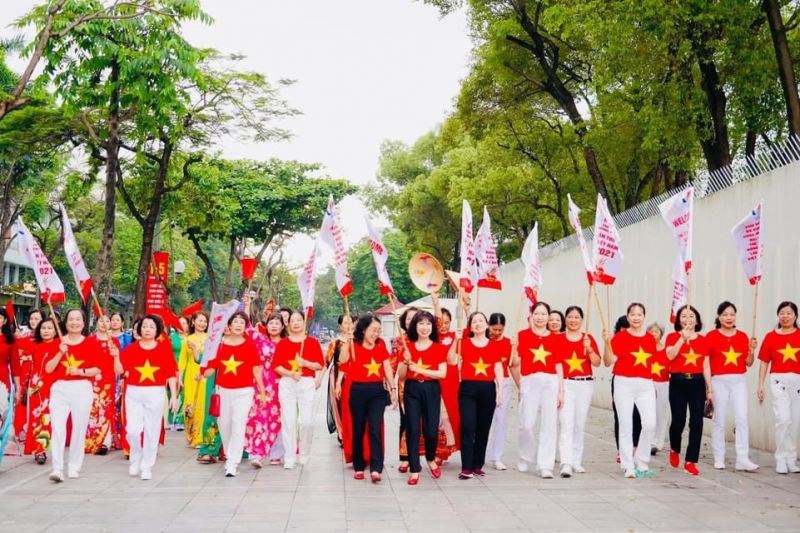 Cụm thi đua số 2, Hội LHPN quận Ba Đình:  Trình diễn áo dài chào mừng SEA Games 31 - ảnh 13
