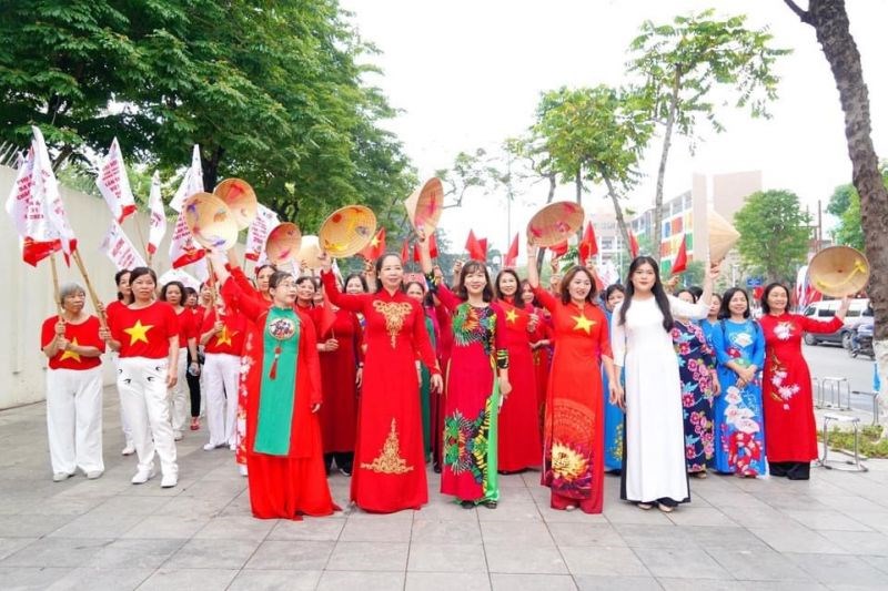 Cán bộ hội viên phụ nữ quận Ba Đình trình diễn áo dài trên phố chào mừng SEA Games 31