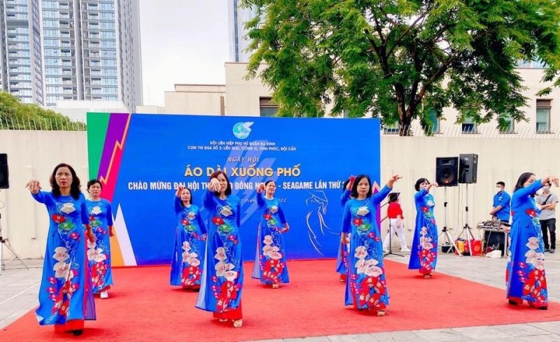 Cụm thi đua số 2, Hội LHPN quận Ba Đình:  Trình diễn áo dài chào mừng SEA Games 31 - ảnh 5