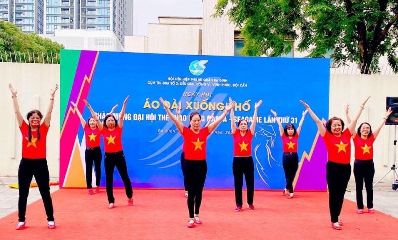 Cụm thi đua số 2, Hội LHPN quận Ba Đình:  Trình diễn áo dài chào mừng SEA Games 31 - ảnh 4