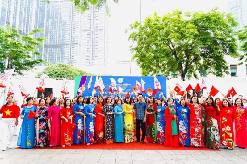 Cụm thi đua số 2, Hội LHPN quận Ba Đình:  Trình diễn áo dài chào mừng SEA Games 31 - ảnh 1