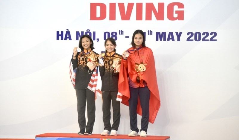 VĐV Ngô Phương Mai (ngoài cùng bên phải) nhận huy chương Đồng cho nội dung nhảy cầu mềm đơn nữ 1m.