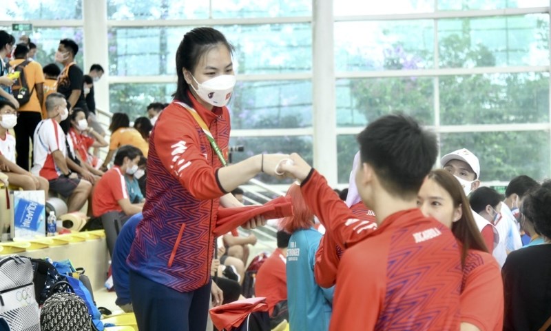 Các VĐV tuyển Việt Nam chúc nhau thi đấu thành công trước khi bước vào tranh tài.