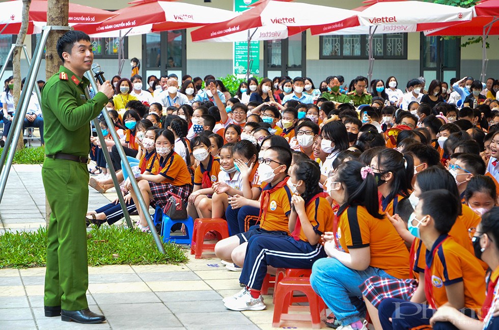 Thiếu tá Đỗ Tuấn Anh – Phó trưởng phòng Công an PCCC&CNCH thành phố Hà Nội lên giao lưu, chia sẻ kiến thức với các em học sinh