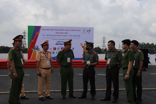 Đại tá Nguyễn Trung Thành, Phó Giám đốc Công an thành phố trực tiếp chỉ đạo công tác đảm bảo an ninh trật tự trong ngày thi đấu đầu tiên tại Khu huấn luyện đua thuyền Hải Phòng.