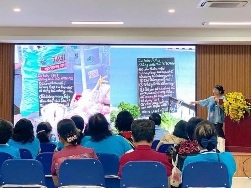Các hội viên phụ nữ nghe đồng chí Đỗ Vân Nguyệt, Giám đốc Trung tâm Sống và học tập vì môi trường và cộng đồng, Hội LHKH Kỹ thuật Việt Nam truyền đạt kiến thức cơ bản về cách phân loại rác sinh hoạt tại gia đình.