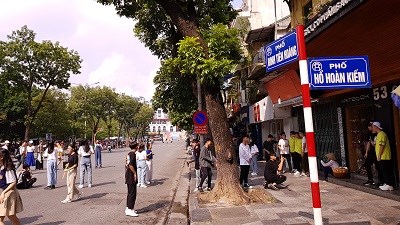 Hà Nội dự kiến cấm phương tiện vào phố đi bộ trong 1 tháng: Cần thêm giải pháp gỡ khó - ảnh 1