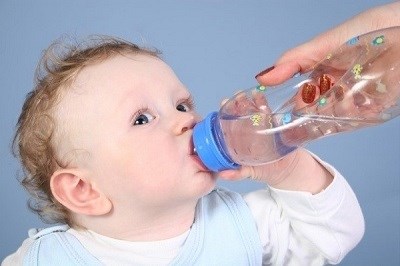 Có nên cho trẻ sơ sinh uống nước? - ảnh 1