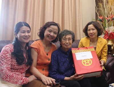 Hội LHPN Hà Nội: Thăm, tặng quà phụ nữ kháng chiến và tiếp quản Thủ đô - ảnh 1