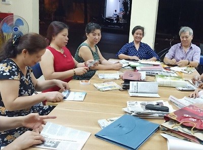 Hội LHPN quận Hoàng Mai: Phát miễn phí túi giấy cho các hộ kinh doanh - ảnh 1