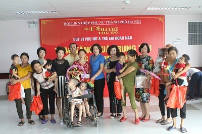 Hội LHPN Hà Nội tặng quà Trung thu cho các bệnh nhi  - ảnh 1
