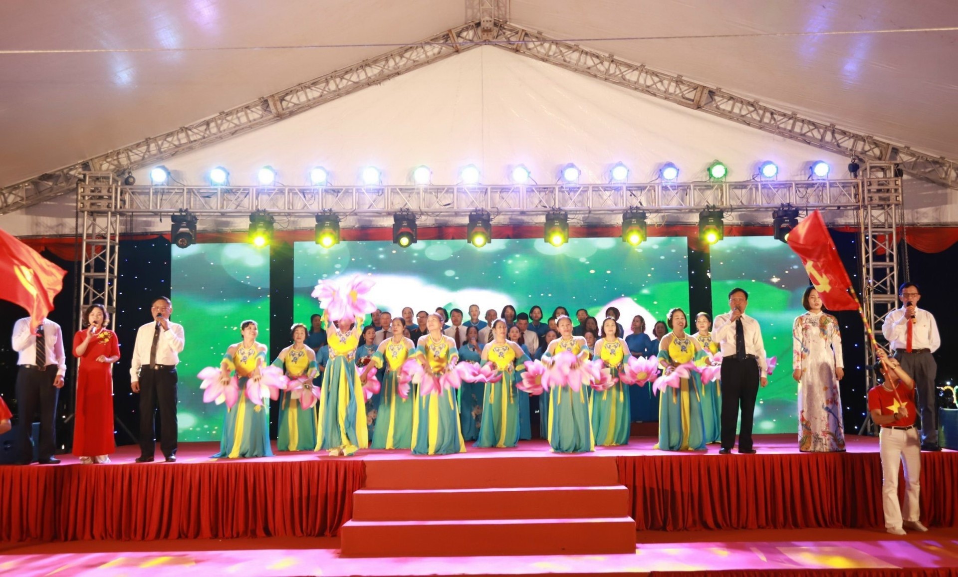 Bài 1: “Ngày Tết” đặc biệt tại những khu dân cư Thủ đô - ảnh 8