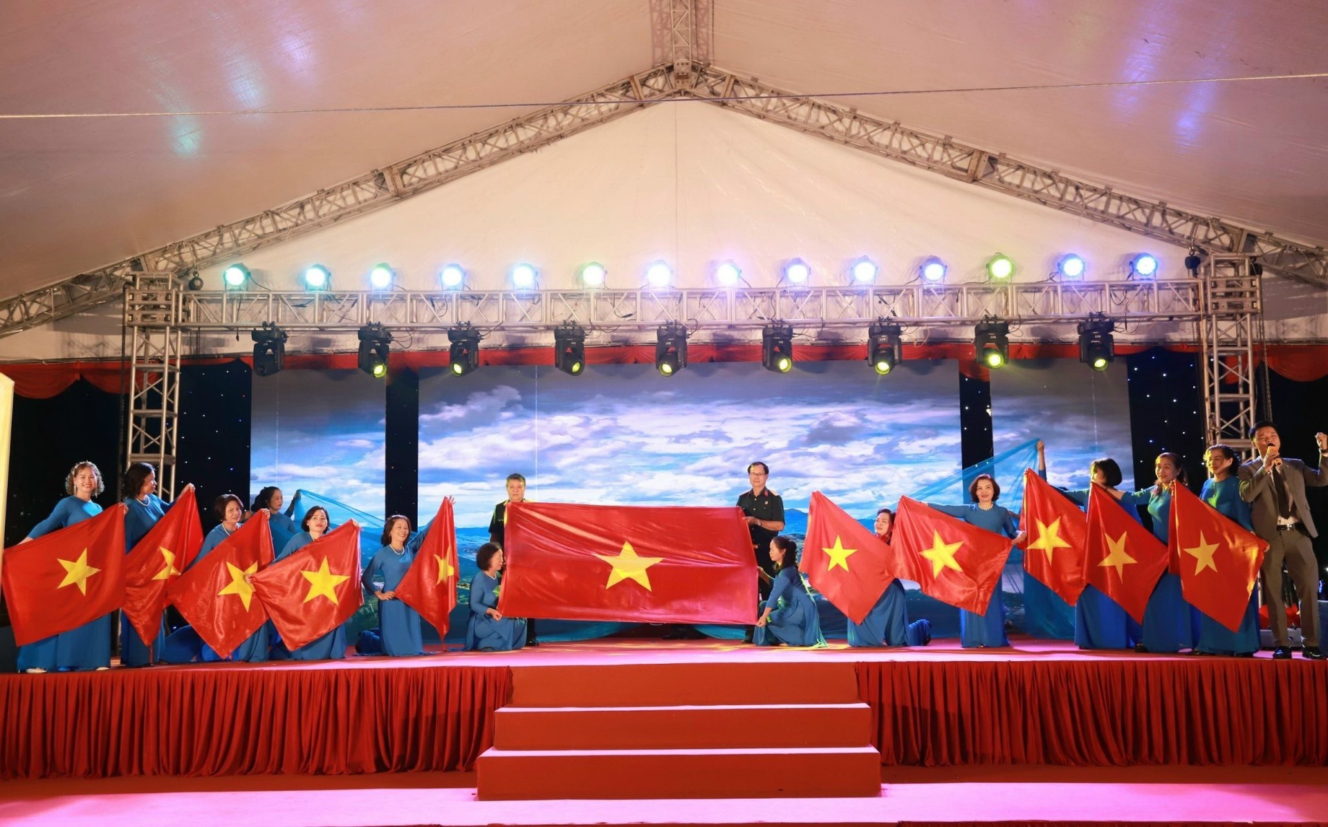 Bài 1: “Ngày Tết” đặc biệt tại những khu dân cư Thủ đô - ảnh 9