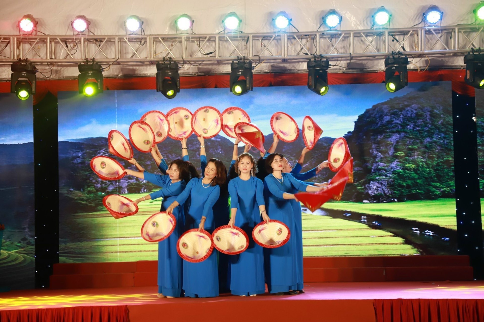 Bài 1: “Ngày Tết” đặc biệt tại những khu dân cư Thủ đô - ảnh 10