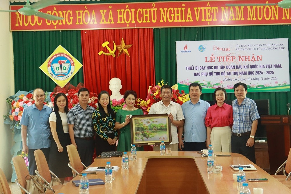 Món quà khuyến học, khuyến tài ý nghĩa nhân Ngày Nhà Giáo Việt Nam  - ảnh 1