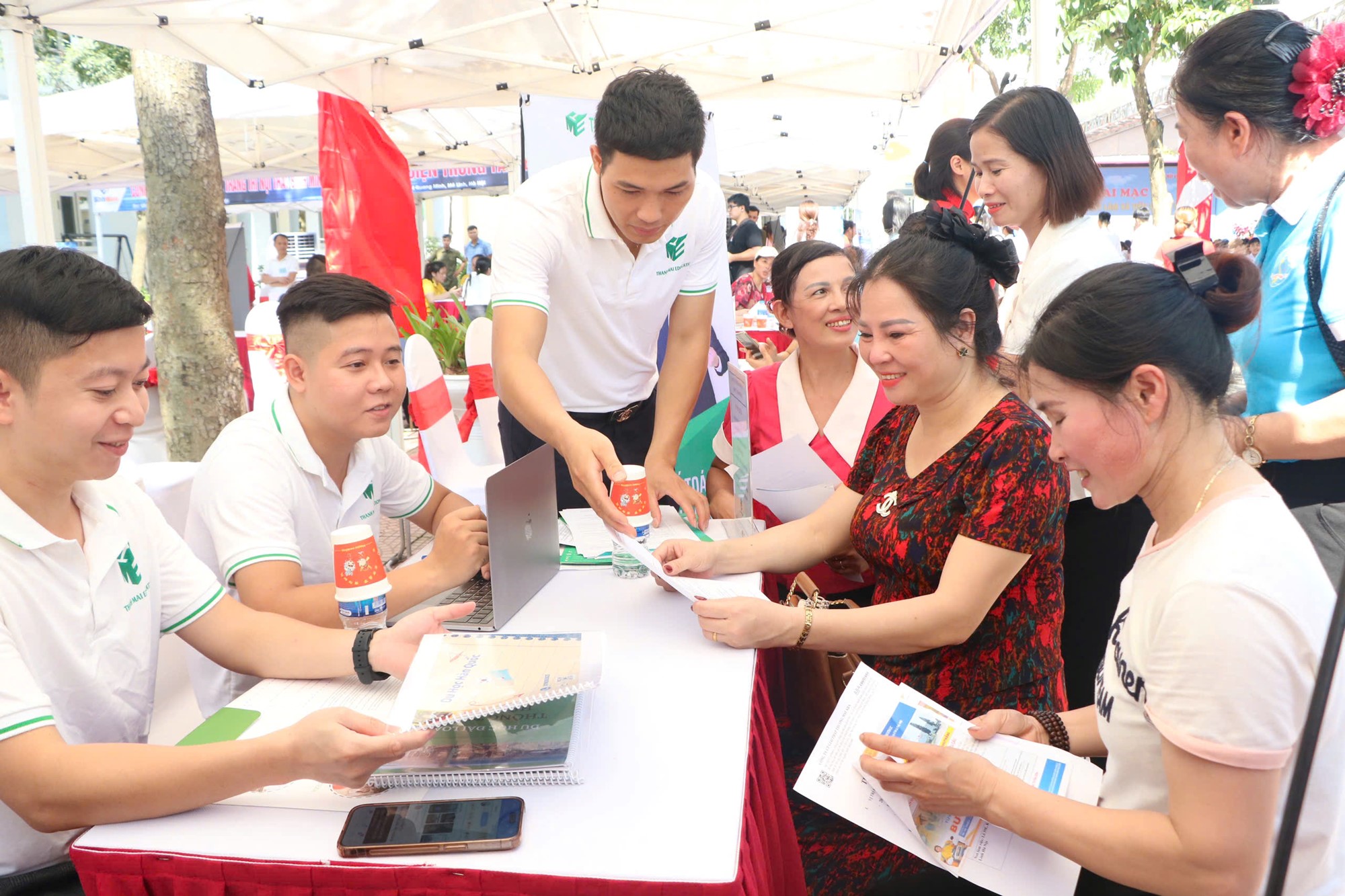 Xã Tiến Thắng tổ chức phiên giao dịch việc làm lưu động - ảnh 11
