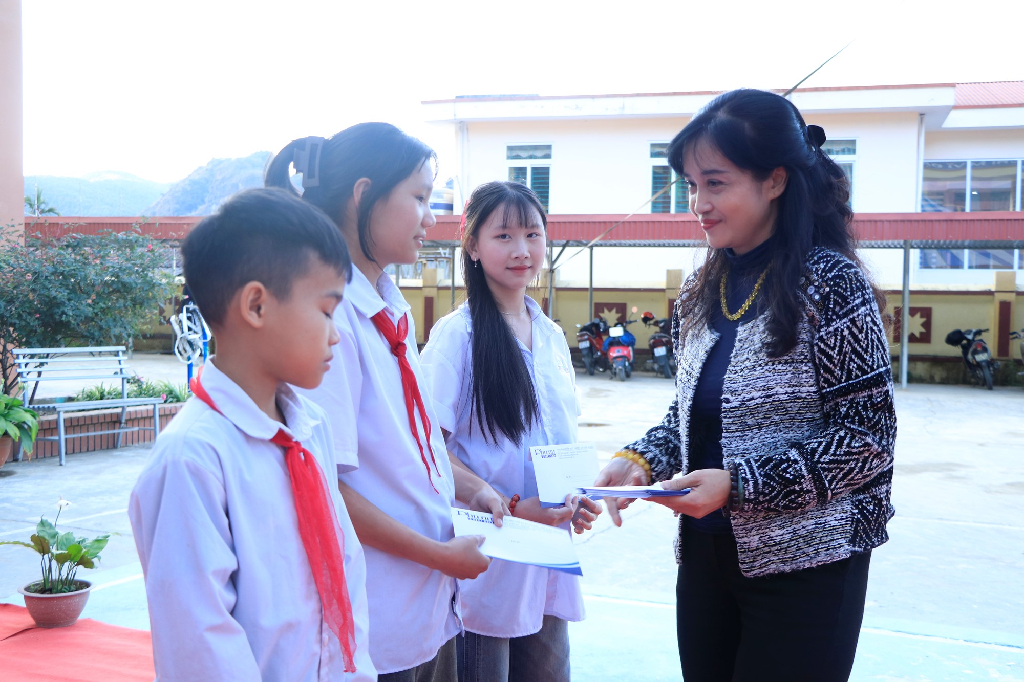 Lời hứa “xây nhà nội trú” cho các học sinh dân tộc đã thành hiện thực - ảnh 10