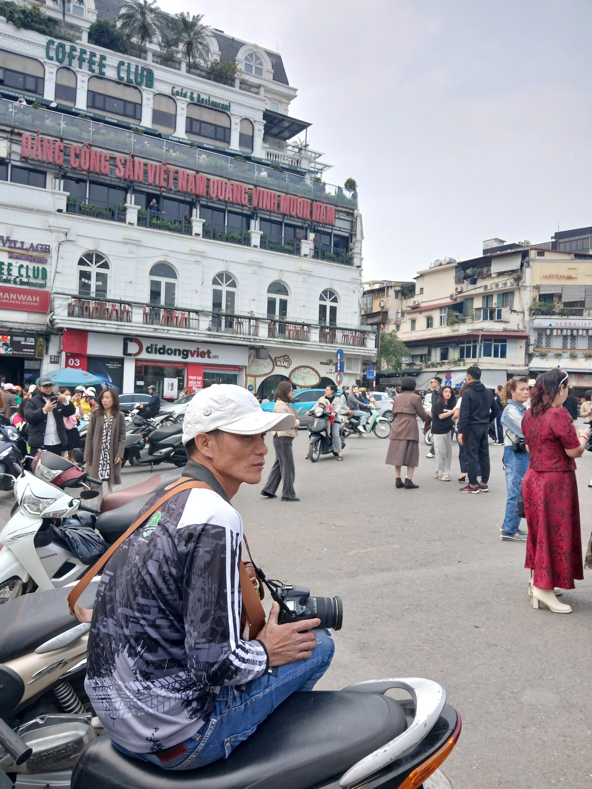 Người dân nô nức chụp ảnh với tòa nhà “Hàm cá mập” trước khi bị tháo dỡ - ảnh 10