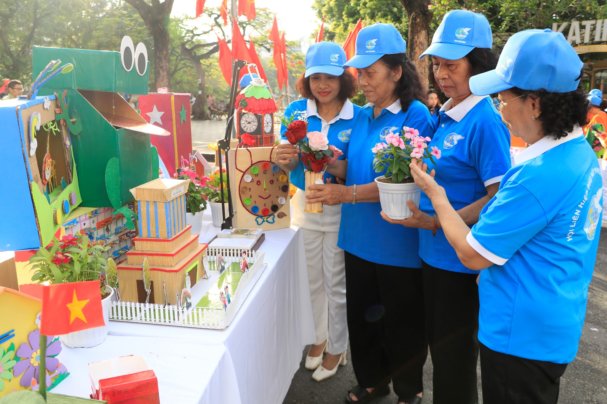 “Ngày cuối tuần xanh” của phụ nữ Hà Nội - ảnh 11