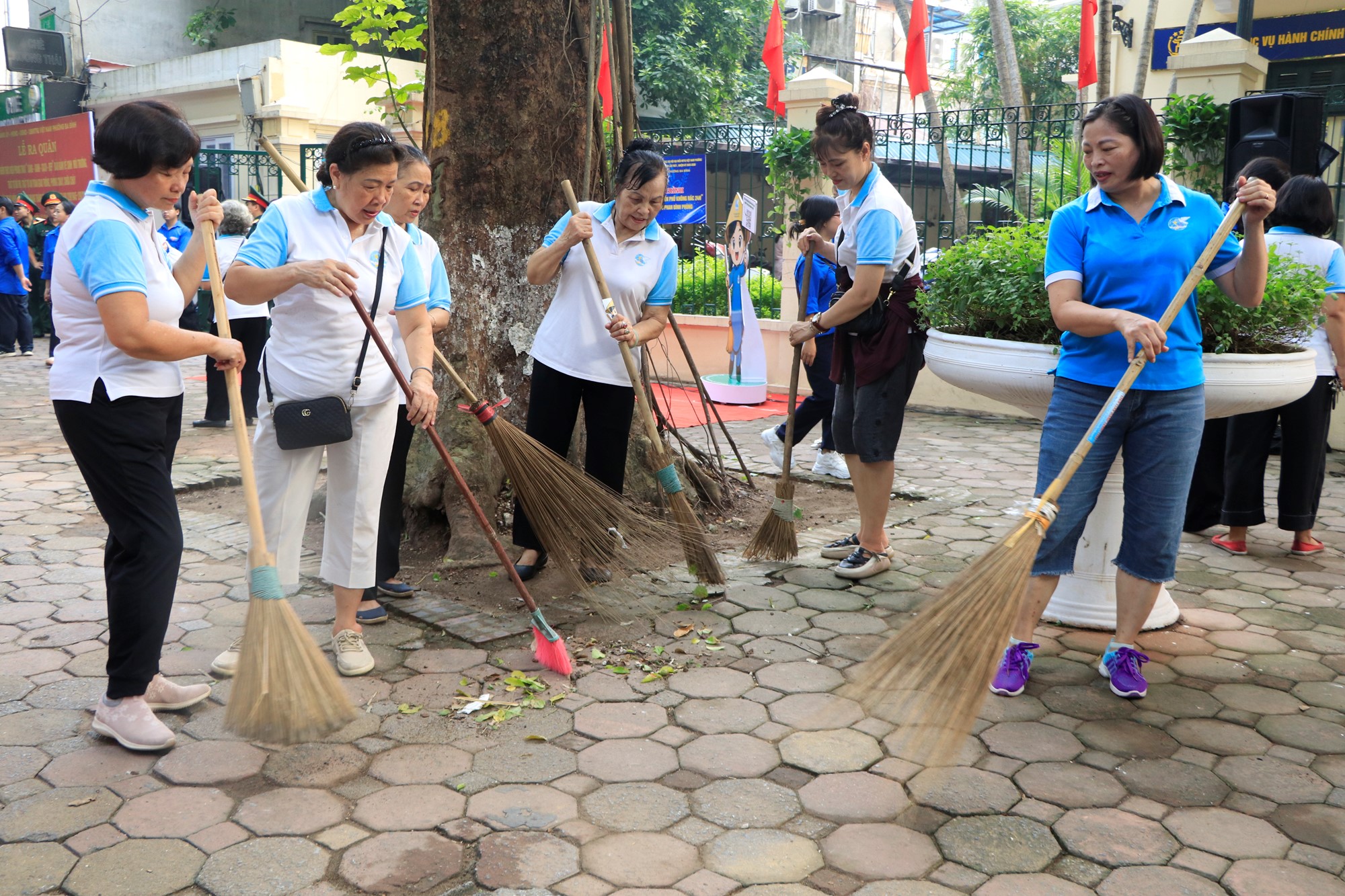 Ra quân cao điểm thực hiện phong trào “Sáng-Xanh-Sạch-Đẹp”  - ảnh 6