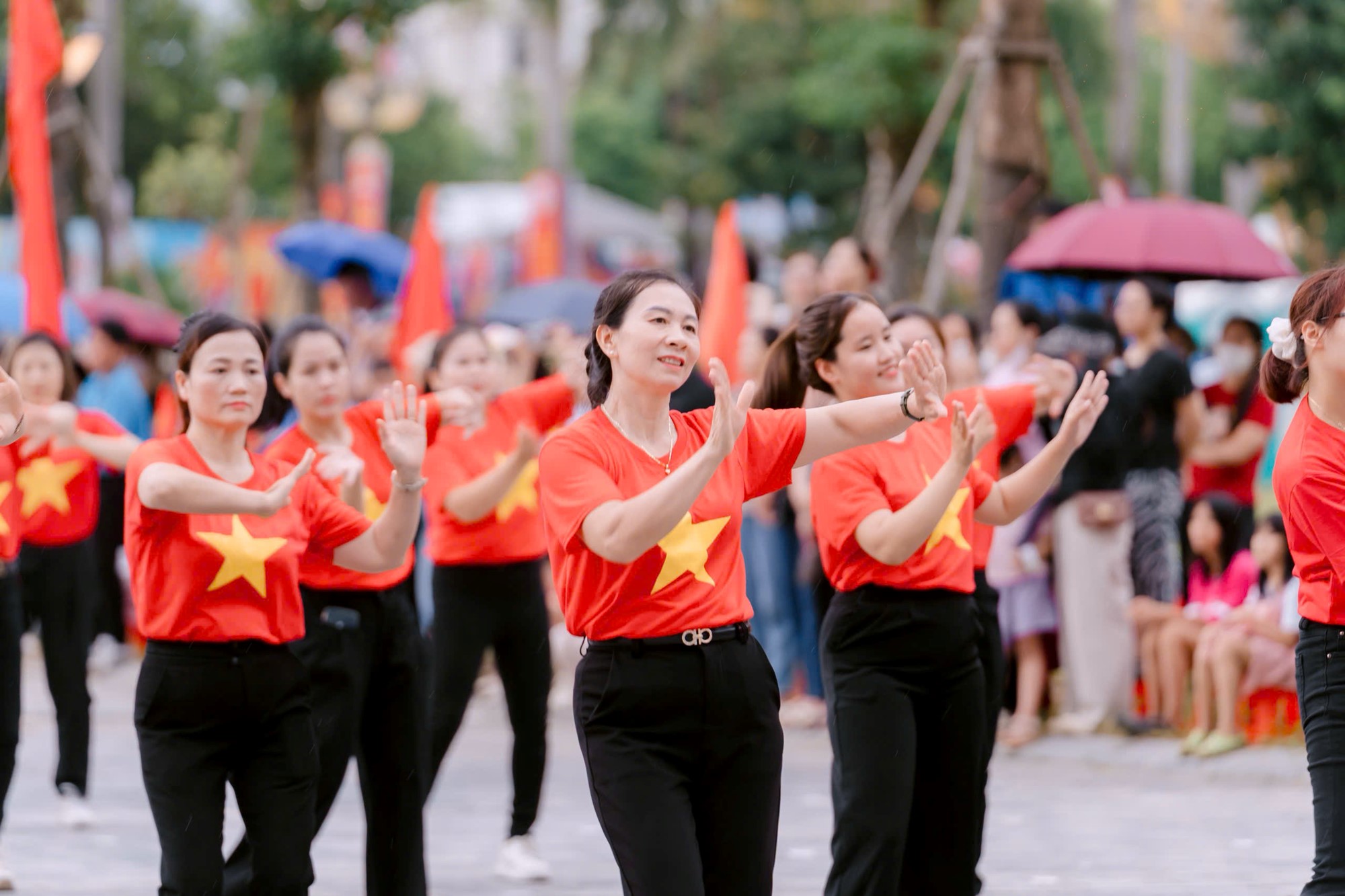 500 cán bộ hội viên phụ nữ xã Đông Anh tham gia đồng diễn tại Đại hội TDTT xã - ảnh 3