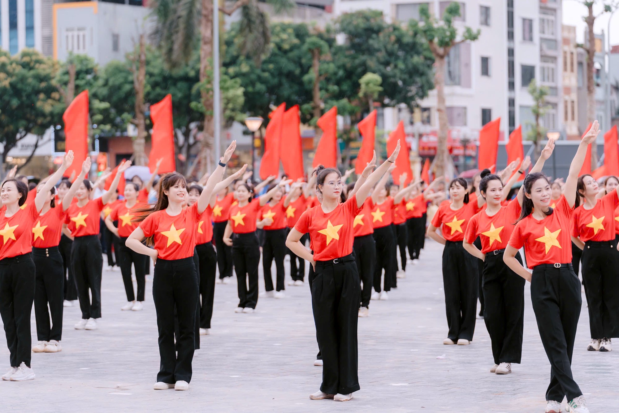 500 cán bộ hội viên phụ nữ xã Đông Anh tham gia đồng diễn tại Đại hội TDTT xã - ảnh 2