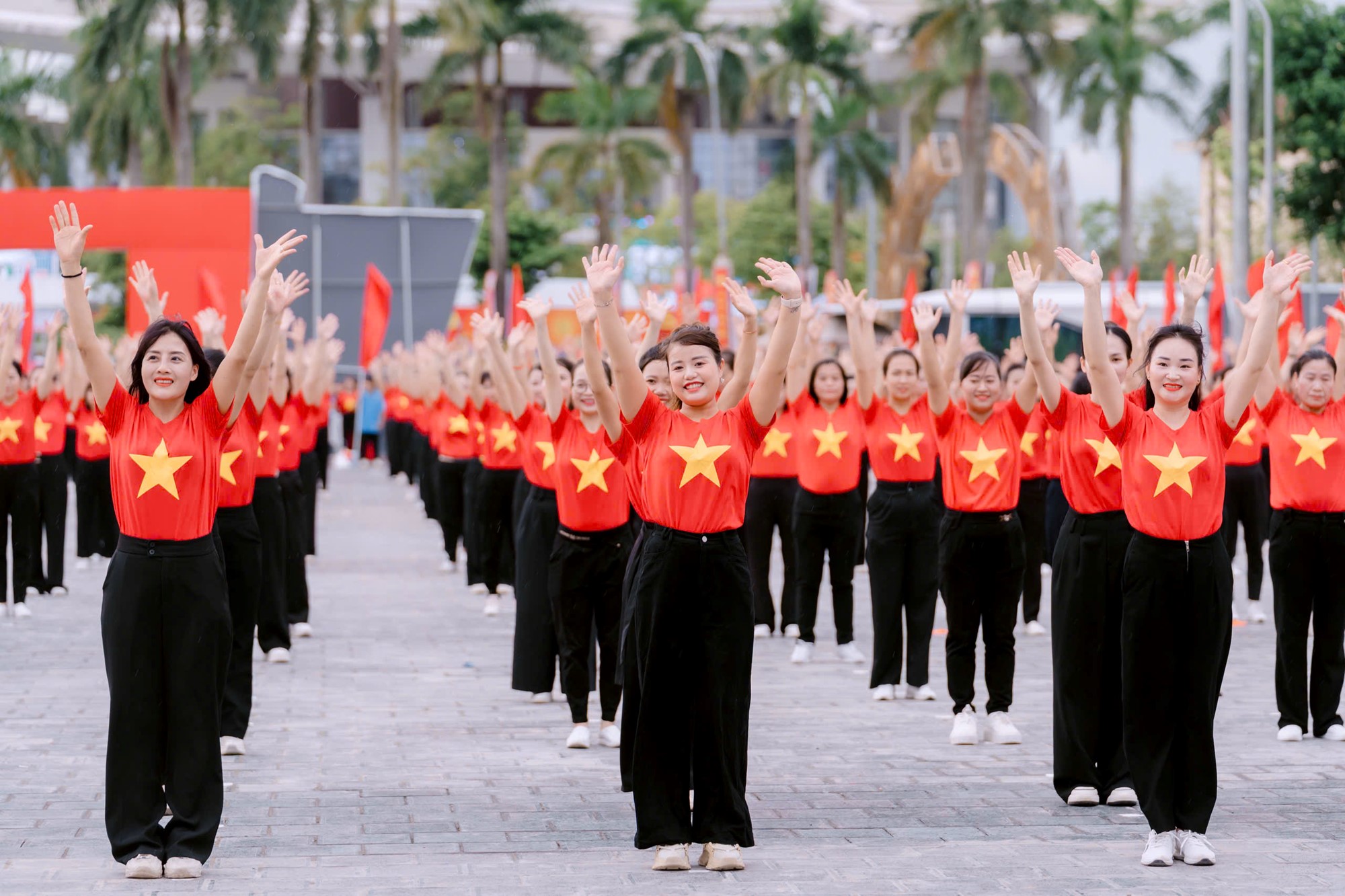 500 cán bộ hội viên phụ nữ xã Đông Anh tham gia đồng diễn tại Đại hội TDTT xã - ảnh 4