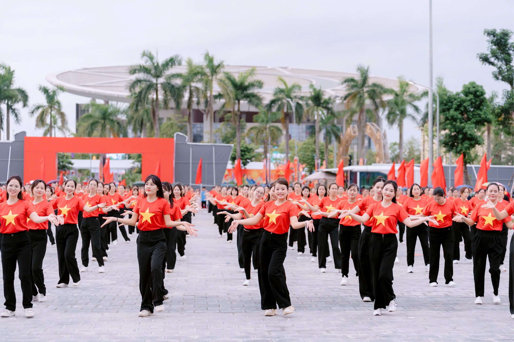 500 cán bộ hội viên phụ nữ xã Đông Anh tham gia đồng diễn tại Đại hội TDTT xã - ảnh 7