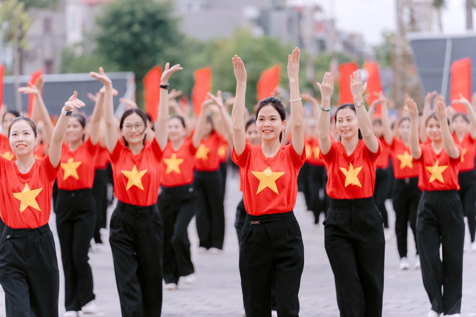 500 cán bộ hội viên phụ nữ xã Đông Anh tham gia đồng diễn tại Đại hội TDTT xã - ảnh 5