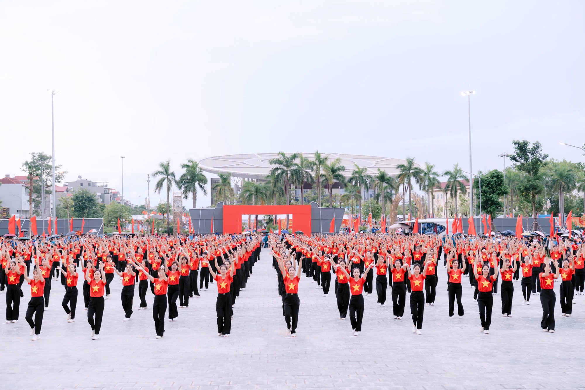 500 cán bộ hội viên phụ nữ xã Đông Anh tham gia đồng diễn tại Đại hội TDTT xã - ảnh 11